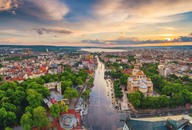 veduta aerea della cattedrale dell'assunzione a varna. bulgaria. europa. - bulgari foto e immagini stock