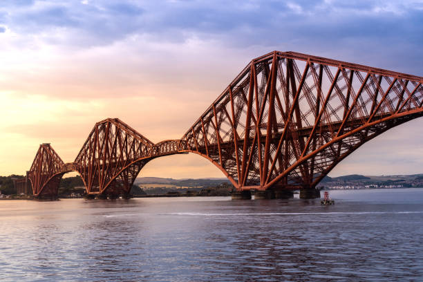 the forth bridge edinburgh - firth of forth rail bridge bridge edinburgh europe imagens e fotografias de stock