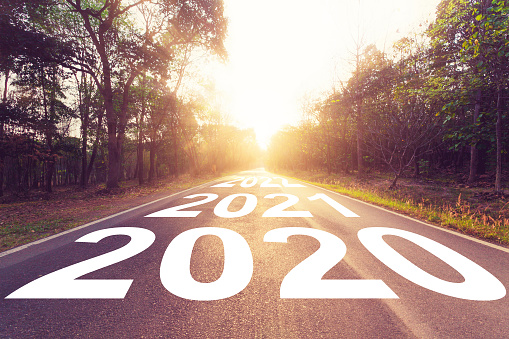 Carretera asfaltada vacía y concepto de año nuevo 2020. Conduciendo en un camino vacío a los goles 2020. photo