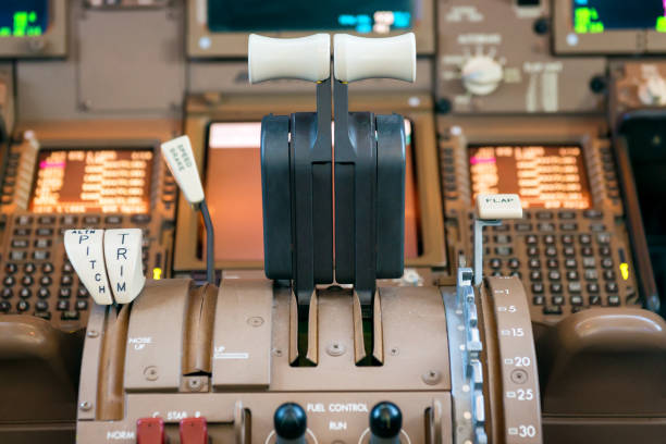 las palancas de empuje de motores - commercial airplane throttle lever cockpit fotografías e imágenes de stock