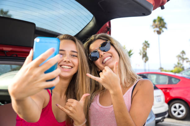 ソーシャルネットワー キングは、私たちのサーフィンの日の共有 - santa monica surfing beach city of los angeles ストックフォトと画像