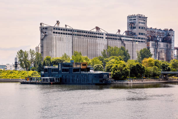 bota bota spa et historique usine de céréales silo n ° 5 sur le fleuve saint-laurent dans le vieux port - montreal harbor old commercial dock photos et images de collection