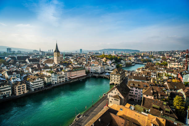 schöne luftaufnahme von zürich, schweiz - fraumünsterkirche stock-fotos und bilder