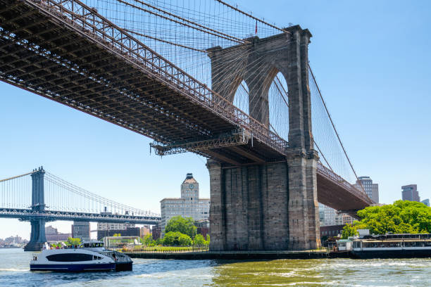 sous le pont de brooklyn, new york city. east river, le pont de brooklyn et le pont de manhattan. voyage en bateau - brooklyn bridge photos et images de collection