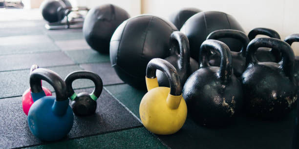 kettlebell e esfera da medicina na ginástica. equipamento para treinamento funcional - equipamento de ginástica - fotografias e filmes do acervo