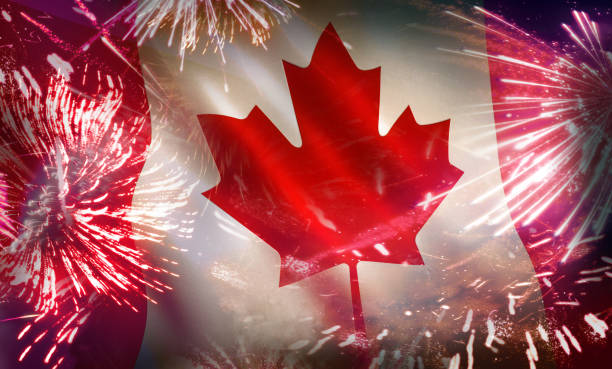 bandera de canadá fuegos artificiales colorida celebración - canada canada day canadian flag canadian culture fotografías e imágenes de stock