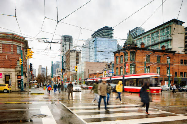 toronto belebte richmond street und spadina avenue ecke an einem regnerischen tag - cable car fotos stock-fotos und bilder