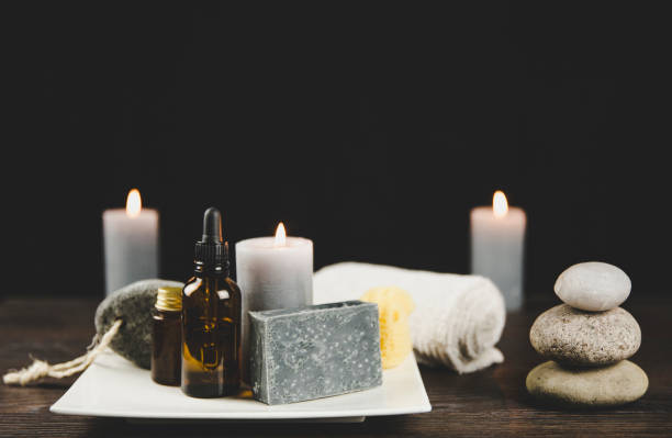 bandeja de cerámica blanca con grupo de diferentes esenciales de spa, aceite de barba, jabón gris, esponja de mar natural, vela, aceite aromático sobre fondo de madera y negro. padre, hermano o esposo concepto de idea de regalo. - multi well trays fotografías e imágenes de stock