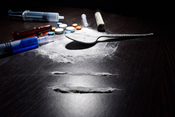 마약 개념, 코카인, 주사, 테이블, 숟가락에 어두운 테이블 - narcotic medicine addiction addict 뉴스 사진 이미지