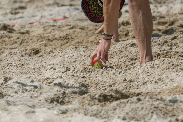 beach tennis - matkot foto e immagini stock