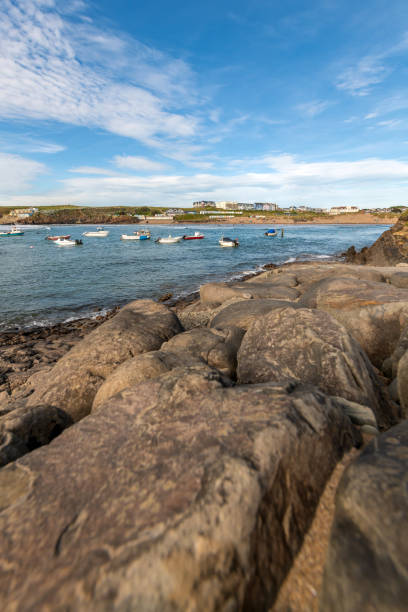 briser l’eau dans la baie de bude à cornwall - bude photos et images de collection