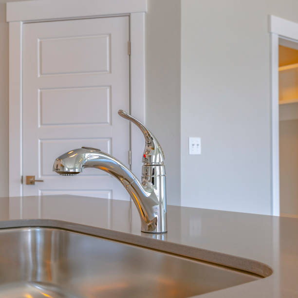 istock Square frame Shiny stainless steel sink and faucet on the countertop inside a kitchen 1153515802