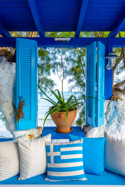 青と白の色の素敵な構成、海の景色とギリシャの旗を持つ窓、クレタ島、ギリシャ - クレタ島 写真 ストックフォトと画像
