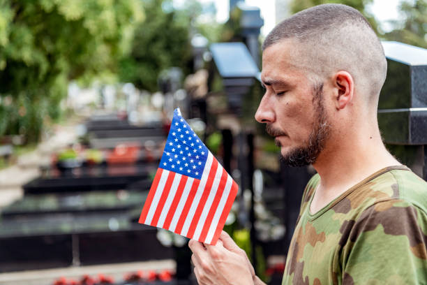 soldato in tomba - depression sadness usa american flag foto e immagini stock