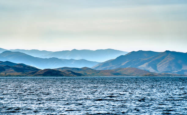 belle vue aérienne panoramique d’été sur le réservoir artificiel de bukhtarma, formé par le barrage de la centrale hydroélectrique de bukhtarma sur la rivière irtysh, au kazakhstan oriental - spaciousness photos et images de collection