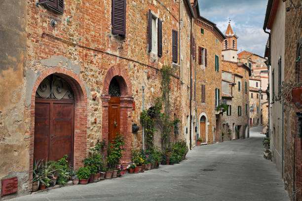 montisi, montalcino, toscana, italia: antica strada nel centro storico - montalcino foto e immagini stock