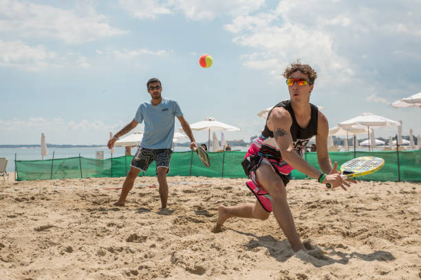 tennis on  beach - ténis desporto com raqueta imagens e fotografias de stock