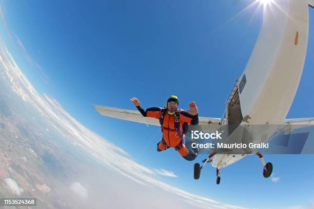 Alter Fallschirmspringer Springen Eines Flugzeugs Stockfoto und mehr Bilder von Fallschirmsport - Fallschirmsport, Fallschirmspringen, Flugzeug