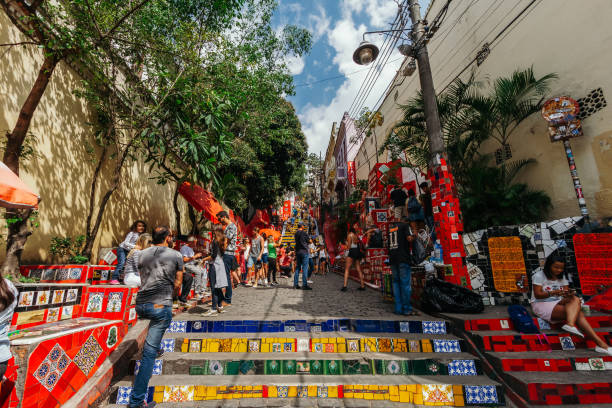 dutzende touristen laufen am morgen die selaron-leiter - rio de janeiro brazil steps staircase stock-fotos und bilder