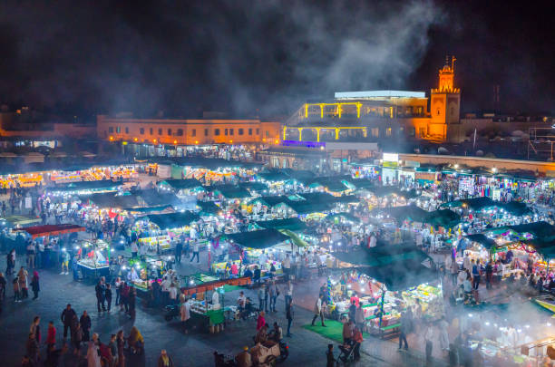jamaa el fna market square in marrakesh's medina, marrakech, morocco - djemma el fna square imagens e fotografias de stock