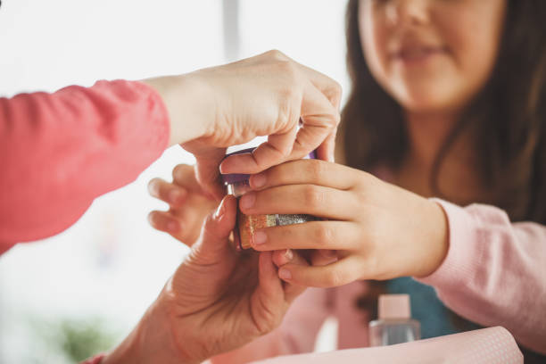 istock Girl passing glitters to her mother 1153537067