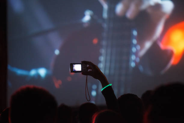 라이브 콘서트 동안 스마트폰으로 사진을 찍고 비디오를 녹화 하는 팬 - applauding clapping wristband crowd 뉴스 사진 이미지