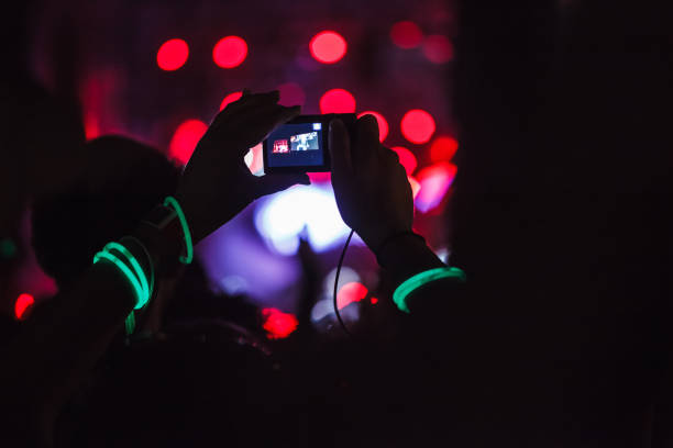 personas que capturan los mejores recuerdos en un teléfono móvil durante la fiesta de conciertos - applauding clapping wristband crowd fotografías e imágenes de stock