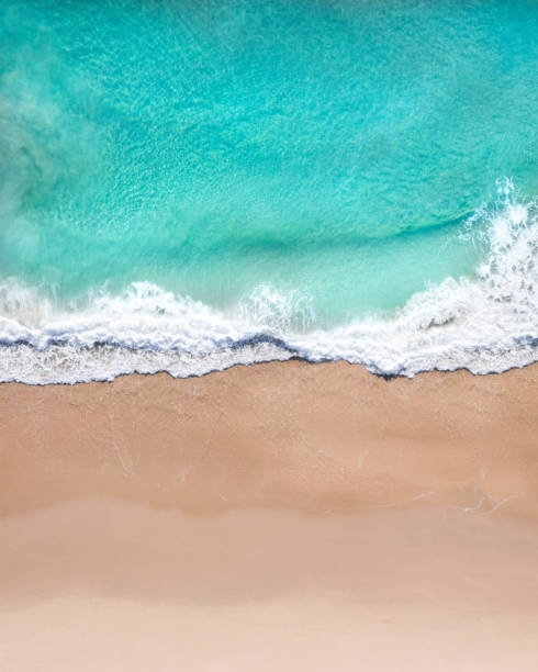 tiro superior aéreo de una playa con arena agradable, agua azul turquesa y ambiente tropical - sand beach sea wave fotografías e imágenes de stock