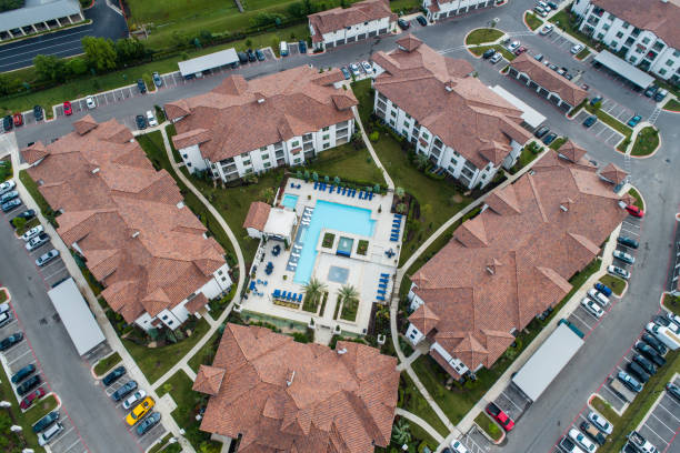 モダンなアパートメントコンプレックス - aerial view suburb housing development texas ストックフォトと画像