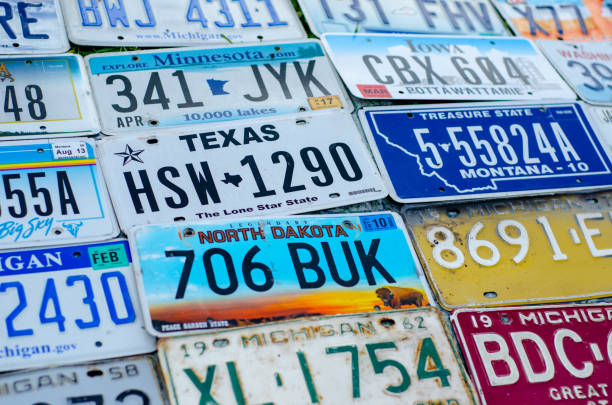 автомобильные номерные знаки соединенных штатов америки. - license plate metal rusty old стоковые фото и изображения