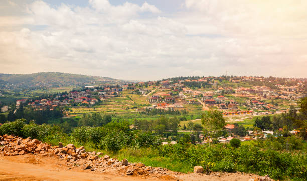 キガリのスカイライン, 住宅とローリングヒル, ルワンダ - town village hill panoramic ストックフォトと画像