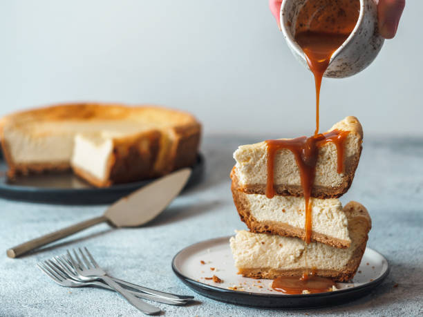 karmel wylewający na kawałki cheesekace - caramel sauces sweet sauce pouring zdjęcia i obrazy z banku zdjęć