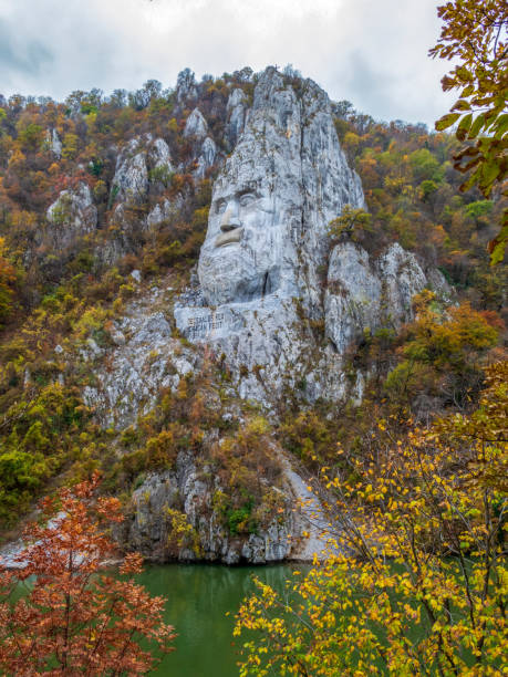 outono nas gargantas de danúbio e na cabeça do rei do decebal esculpidas na rocha - danube river romania serbia river - fotografias e filmes do acervo