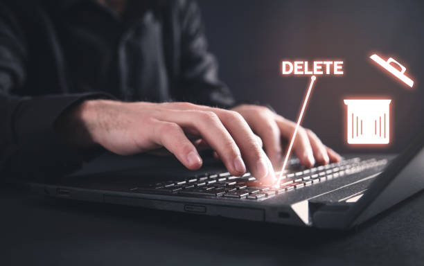 clavier portatif de dactylographie de main. supprimer - deleting photos et images de collection