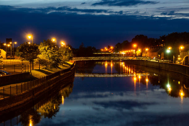città kilkenny sul fiume nore di notte. irlanda - surrounding wall holidays and celebrations nature wall foto e immagini stock