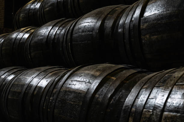 stare drewniane beczki na whisky lub wino - alcohol wine barrel la rioja zdjęcia i obrazy z banku zdjęć