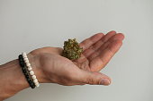 trockene-medizinische-cannabis-marihuana-hand.jpg?b=1&s=170x170&k=20&c=ISblf5aNMPphe8r7UYjIDzN8GHPiGqRroR0TOzQIbDQ=