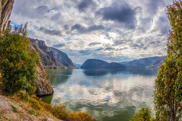 gole del danubio, il confine tra romania e serbia - danube river serbia ravine romania foto e immagini stock