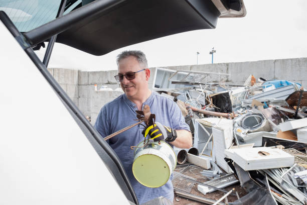 homem maduro que descarrega o metal do carro no centro de recicl público - recycling center junkyard car scrap metal - fotografias e filmes do acervo