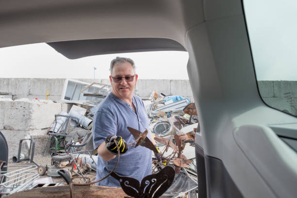 homem maduro que descarrega o metal do carro para recicl no depósito - recycling center junkyard car scrap metal - fotografias e filmes do acervo