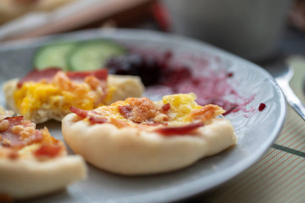 homemade healthy breakfast：cheese pizza with bacon and egg