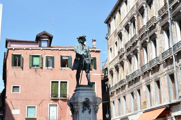 bronzestatue von carlo goldoni im campo san bortolomeo der stadt venedig, italien. - carlo goldoni stock-fotos und bilder