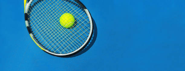 conceito do esporte do verão com esfera e raquete de tênis na corte de tênis dura azul. - tennis tennis ball practicing professional sport - fotografias e filmes do acervo