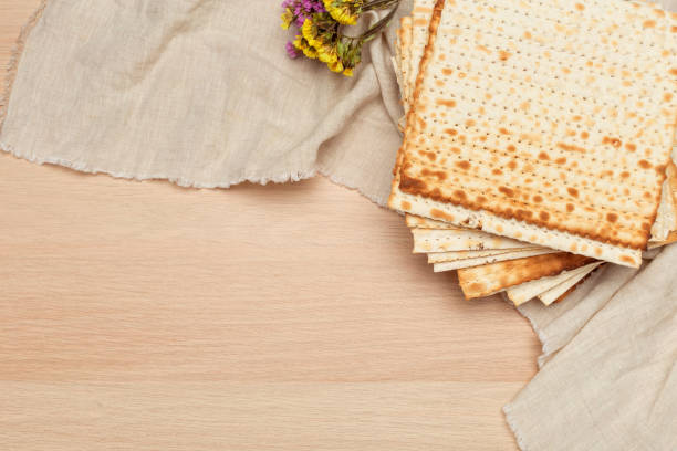 matzo, matzoth pour la pâque juive, fond en bois fermer - cooking close up matzo food photos et images de collection
