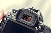 fotografen-mit-kamera-in-der-hand.jpg?b=