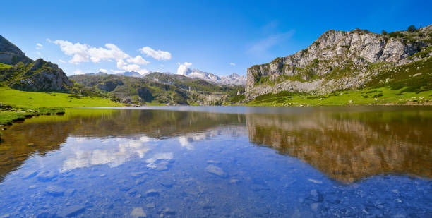 lago ercina a picos de europa nelle asturie spagna - cantabria picos de europe mountains panoramic asturias foto e immagini stock