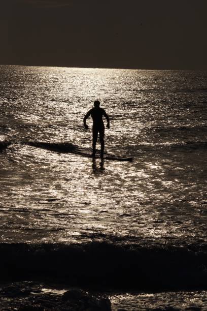 Surfer silhouette Surfer silhouette. Shooting Location: Kamakura, Kanagawa Prefecture 運動する stock pictures, royalty-free photos & images