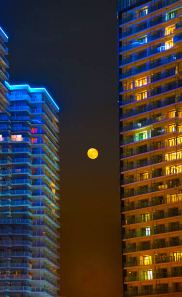 Full moon visible from the high-rise apartment Full moon visible from the high-rise apartment. Shooting Location: Yokohama-city kanagawa prefecture 月 stock pictures, royalty-free photos & images
