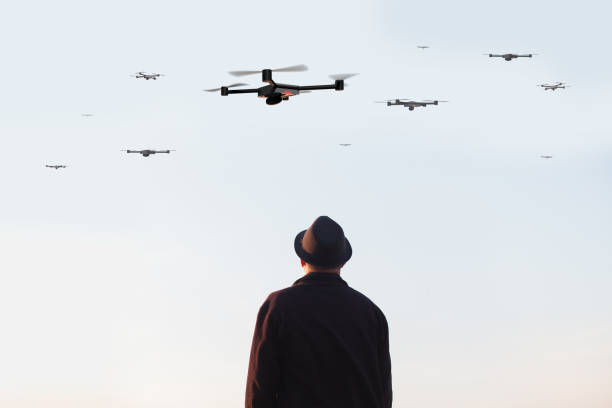 uomo che guarda il cielo pieno di droni - sciame di insetti foto e immagini stock