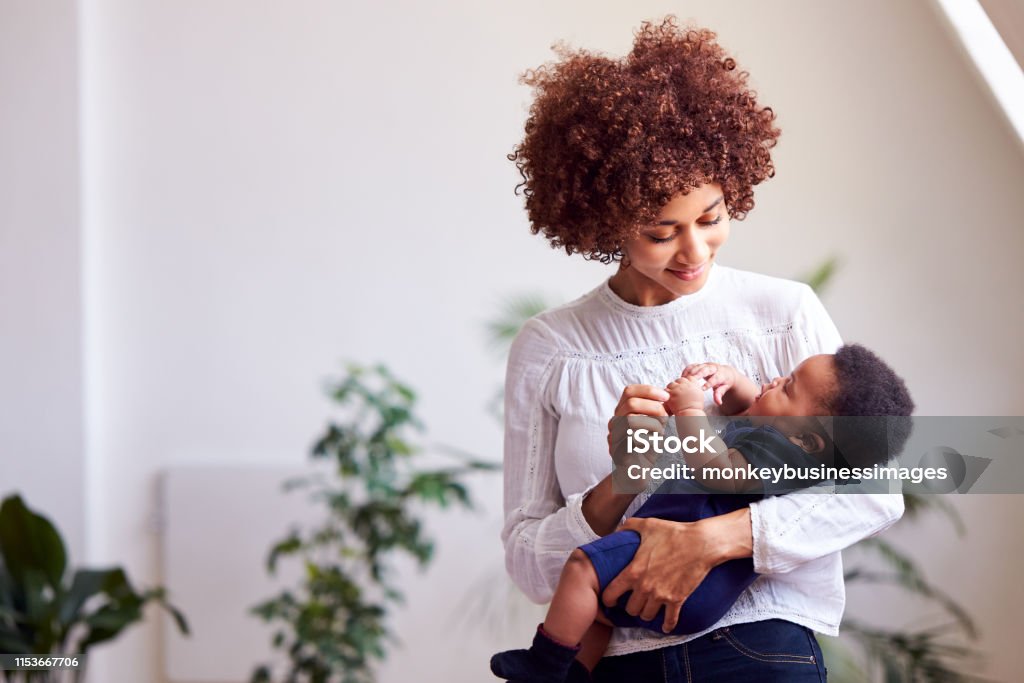 사랑 하는 어머니 지주 신생아 아기 집에서 로프트 아파트 - 로열티 프리 어머니 스톡 사진